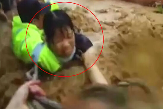 Selə görə maşının içində köməksiz qalan qadın çətinliklə xilas edilib - VİDEO