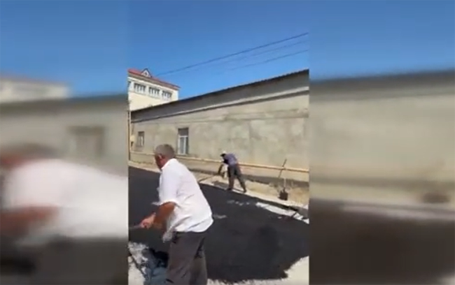 Xanımı vəfat etdi, ehsan əvəzinə yola asfalt çəkdirdi - Video