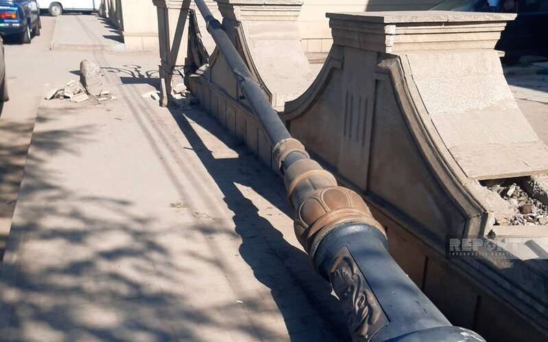 Biləsuvarda minik avtomobili elektrik dirəyinə çırpılıb, yol təsərrüfatına ziyan dəyib