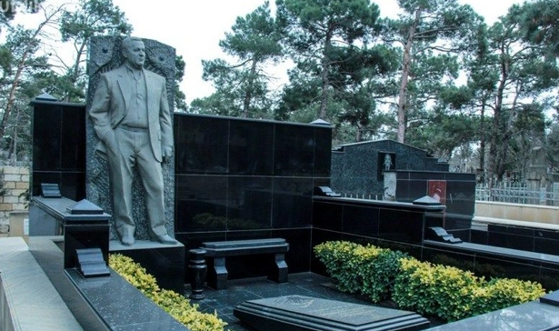 Qəbiristanlığı bəzəyən dəbdəbəli məzar daşları: Bəs dini baxımdan düzgündürmü? - AÇIQLAMA