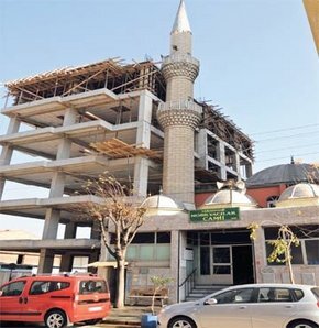 İki mənzil arasında "gizlənən" məscid maraqlı görünüşü ilə diqqət çəkir - FOTO