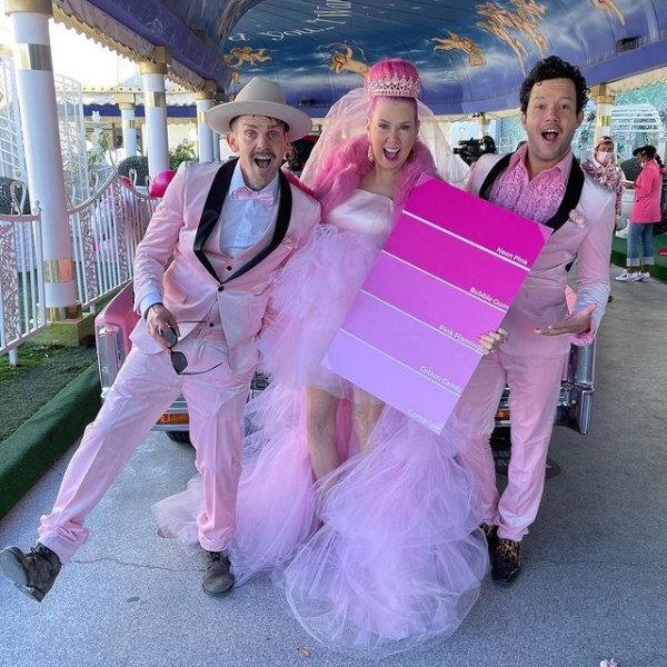 Bu qız çəhrayı RƏNGƏ ərə getdi - FOTO-VİDEO