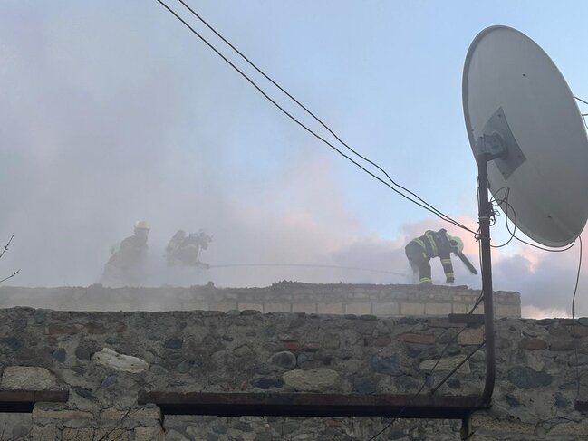 Gəncədə bitişik evlər yandı - Fotolar - Yenilənib