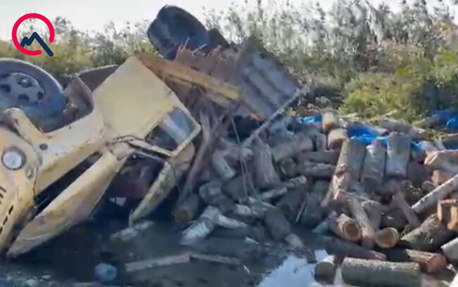 Odunla dolu yük maşını aşdı - Xəsarət alanlar var