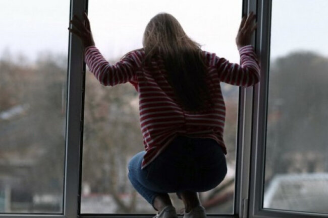 Qadın özünü 23-cü mərtəbədən atdı