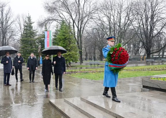 Prezident İlham Əliyev Belqradda ümummilli lider Heydər Əliyevin və serb yazıçısı Milorad Paviçin abidələrini ziyarət edib