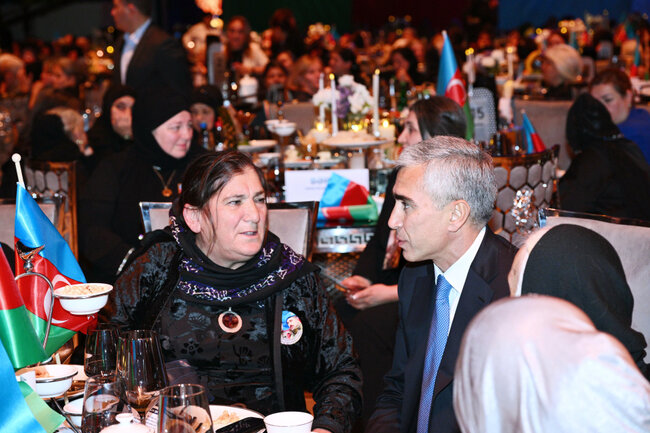 Prezidentin qızları Zəfəri şəhid anaları ilə qeyd etdi - Fotolar