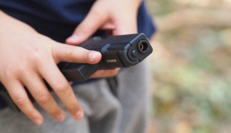 Silahla oynayan 9 yaşlı uşaq əmisini VURDU