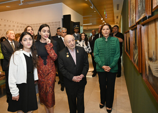 Prezidentin qızları Şahzadə ilə sərgidə - Fotolar