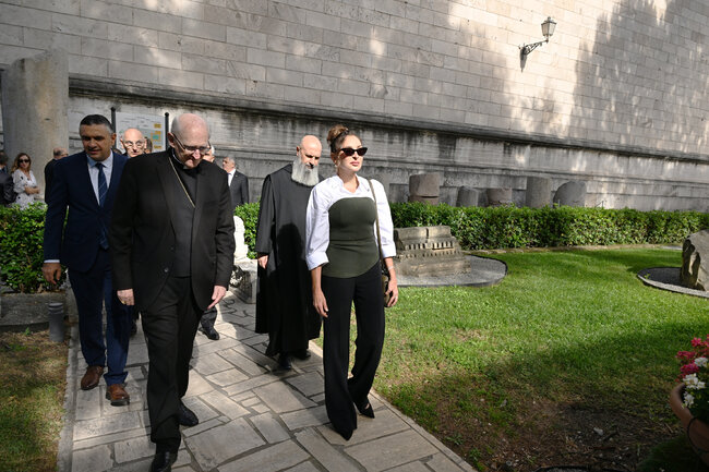 Mehriban Əliyeva Vatikanda Müqəddəs Pavel Bazilikasının baş keşişi ilə görüşdü (FOTO)