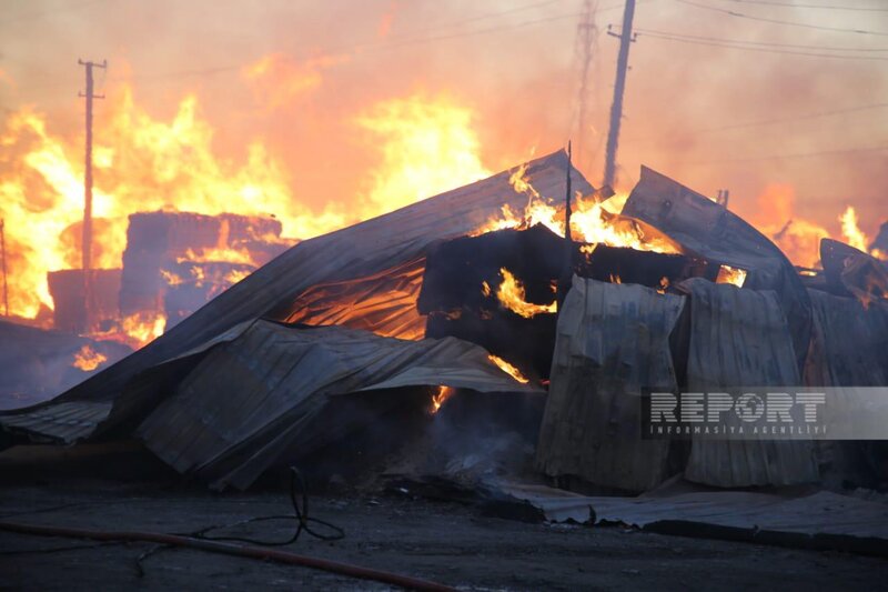 Bakıda taxta bazarında baş verən yanğın yerindən FOTOLAR