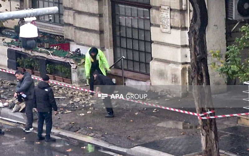 Bakının mərkəzində eyvan uçub - Xəsarət alan var