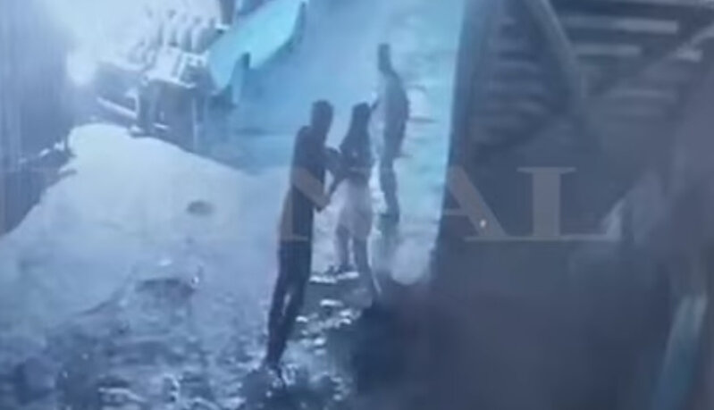 Qadına kömək etmək istəyən qazi vəhşicəsinə öldürüldü - TƏFƏRRÜATLAR - VİDEO