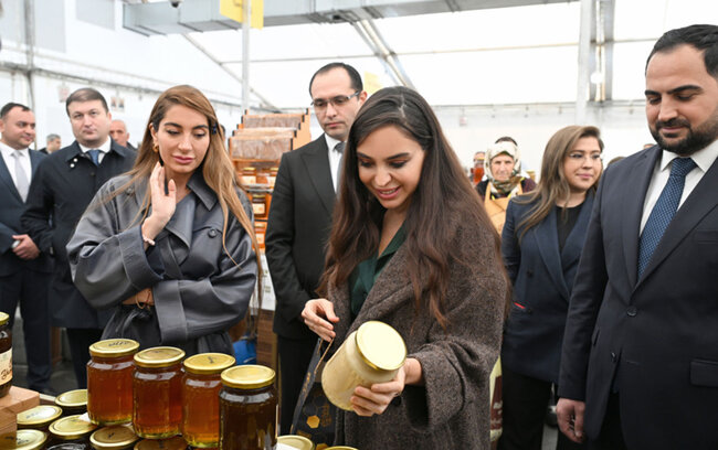 Prezidentin qızları sərgi-satış yarmarkasında - Fotolar