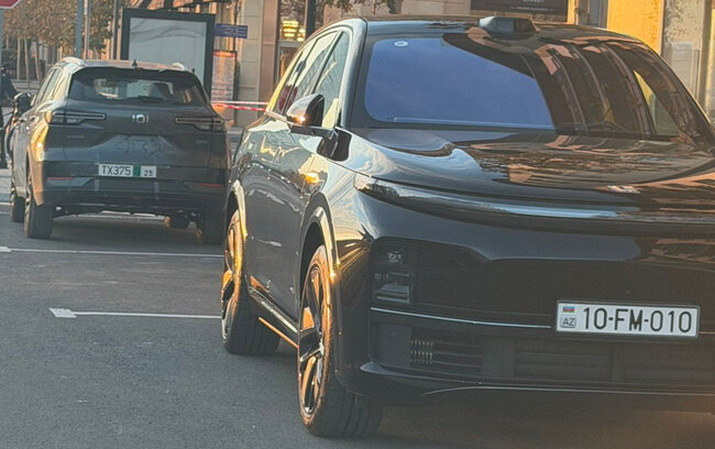 Fərid Mansurov maşını əks istiqamətdə saxladı - Video