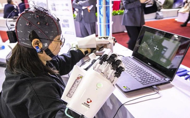 Çin beyin implantlarının istifadəsini təsdiqlədi - Tibdə ilk