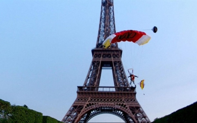 Eyfel qülləsindən paraşütlə tullanan şəxs saxlanılıb