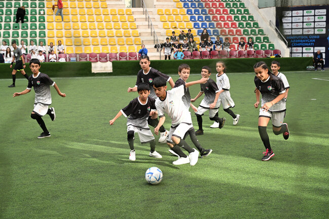 Prezidentin qızları və gəlini minifutbol turnirini izlədi - Fotolar