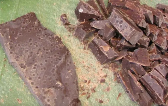 Niyə şokolad ağarır, onu yemək olar?