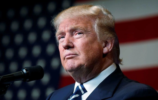 Tramp İncil sataraq yüz minlərlə dollar qazanıb