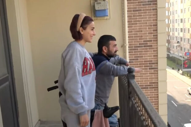 Qucağında gəzdirdiyi ərinə ev verildi: "Deyirlər, şikəstdən istifadə edirsən" - VİDEO