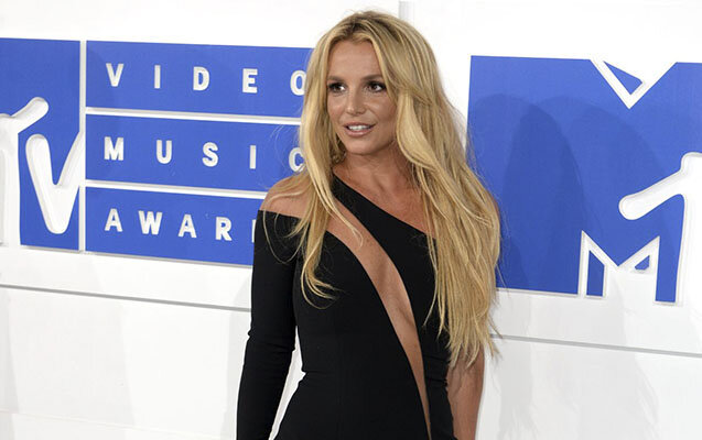 Britninin 12 il öncə geyindiyi geyim hərraca çıxarılır