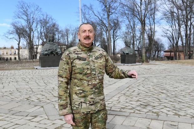 İlham Əliyev şuşalılarla görüşdə şəhərdəki tarixi abidələrin bərpasından danışıb