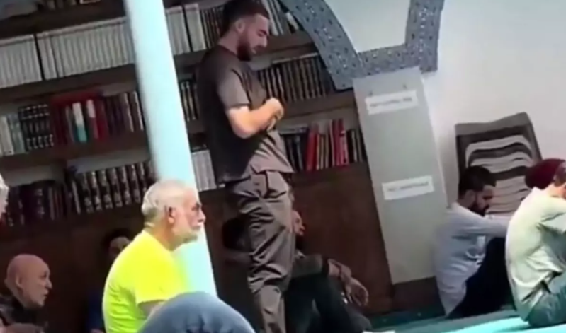 Milli futbolçu məsciddə namaz qılarkən görüntüləndi