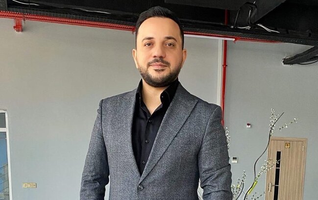 "Maşın sürmürlər, telefonla oynayırlar"