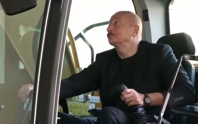 Prezident xüsusi təyinatlı texnikanı idarə etdi, xanımı çəkdi - Video