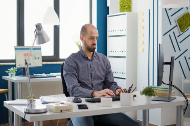 Sağlam qalmaq üçün oturaq işdə saatda neçə dəfə ayağa qalxmalısınız?