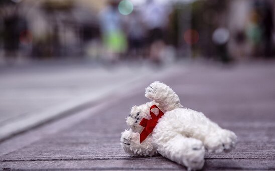 Cəlilabadda avtomobil 8 yaşlı uşağı vuraraq komaya salıb