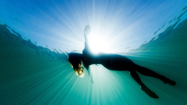 Duzlu suda üzmək niyə daha asandır?