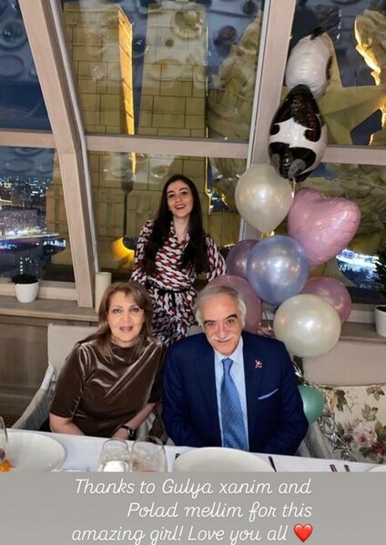 Polad Bülbüloğlu xanımı və qızı ilə - Foto