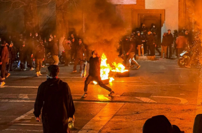 İranda etirazlar davam edir: Kinorejissor və general öldürüldülər