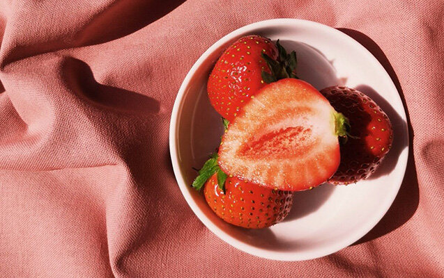 Yazın ilk meyvəsi çiyələyin faydaları