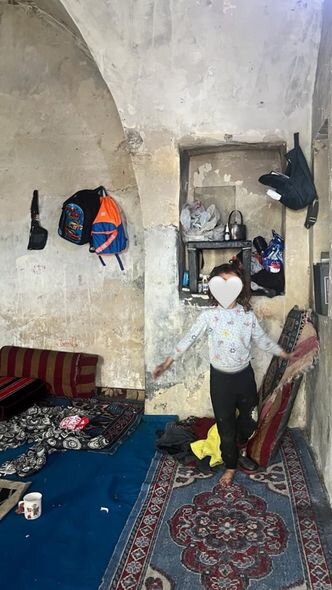 Zibillikdən tapdığı paltara sevinən və rəqs edən qıza aktrisadan dəstək - FOTO/VİDEO