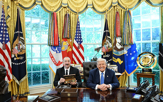 Nadirən verdiyi hədiyyəni İlham Əliyevə bağışladı - Fotolar