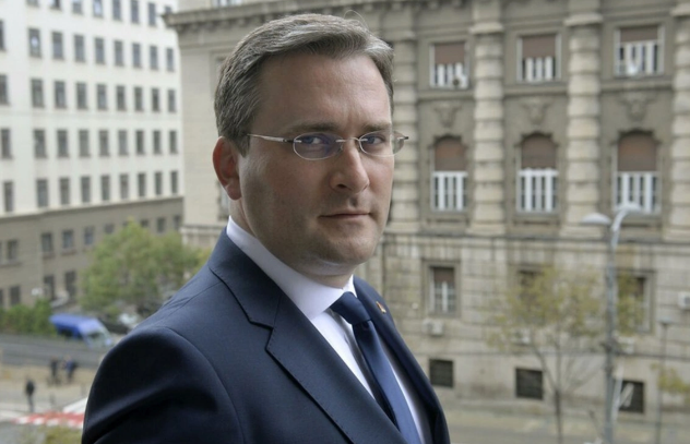 Serbiyada nazirə hücum edildi, burnu sındırıldı