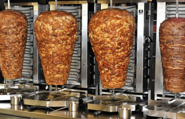 Dönərin pulunu verməyən müştərini döydü, 1 200 manat ziyana düşdü