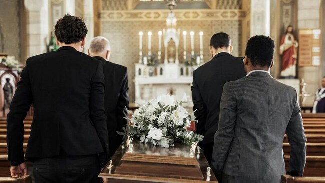 Hamının danışdığı sirli dəfn mərasimi: Tabut boş olub, zaldakı insanların... - FOTO