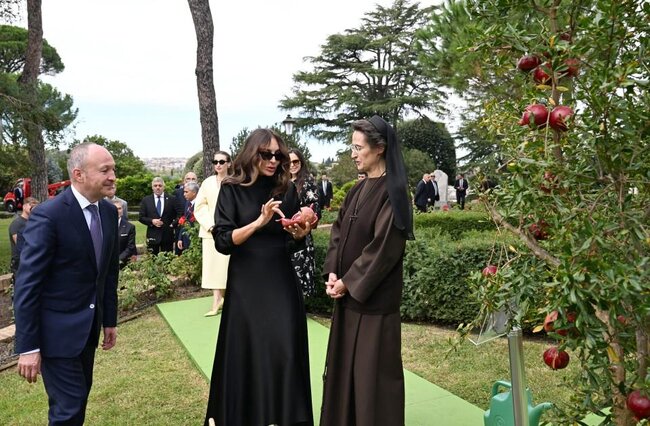 Mehriban Əliyeva qızları və gəlini ilə Vatikan bağlarında - Fotolar