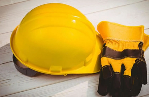 Təmir işləri aparan usta beşinci mərtəbədən yıxıldı