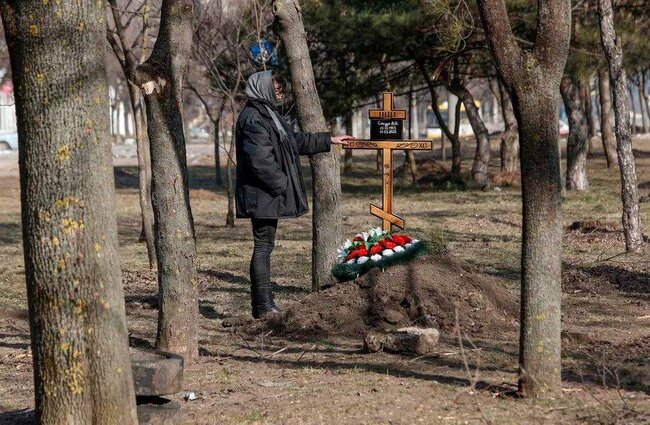 Mariupolda sakinlər yaxınlarını küçələrdə dəfn edirlər – FOTOLAR