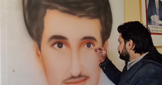 Azərbaycanlı gənc rəssam şəhidlərin evinə gedib şəkillərini divara çəkir - FOTO-VİDEO