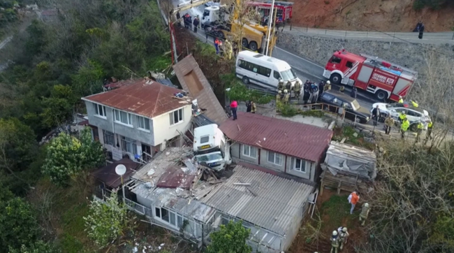 Yük maşını evin üzərinə aşdı: dağıntılar və yaralılar var - FOTO-VİDEO