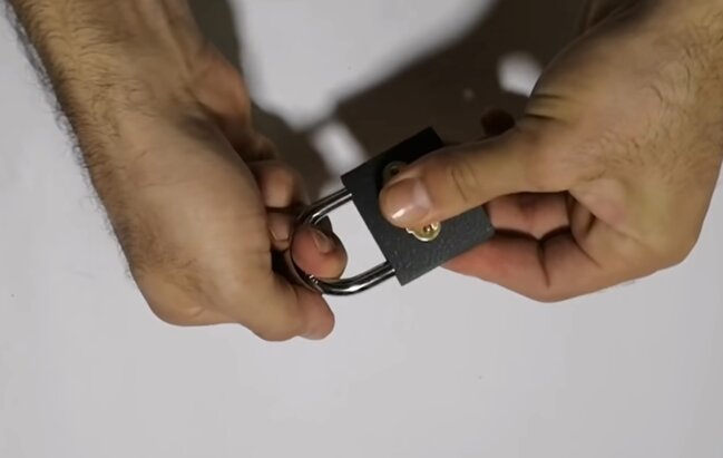 Kibritlə 10 saniyəyə qıfılı BELƏ açmaq olar - FOTO-VİDEO