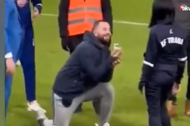 Futbol zamanı yaşıl meydanda romantika - VİDEO