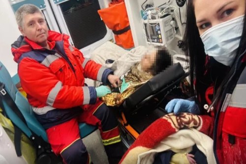 Evdə qeyri-adi doğuş: 34 yaşlı qadın mobil telefon işığında 9-cu uşağını dünyaya gətirdi