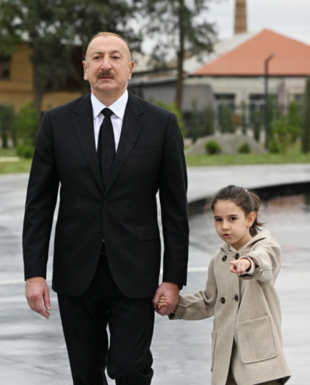 Prezidentin əlindən tutan yeddiyaşlı qızcığaz - Kimdir o?